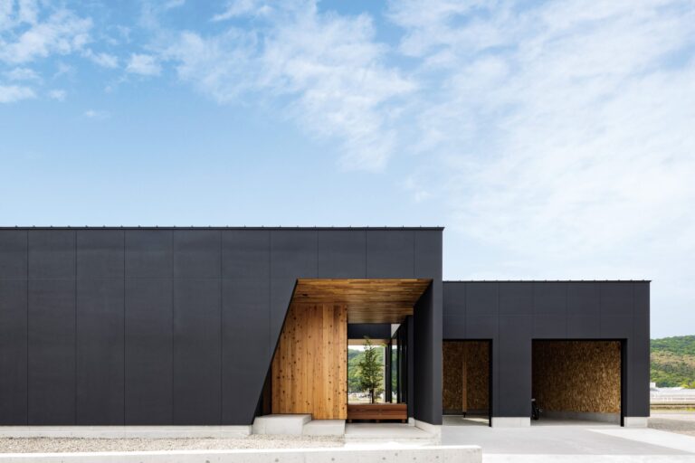 中庭を囲み、豊かな時間を育てる家